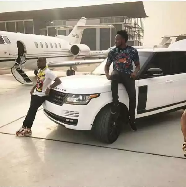 Davido & Akon get a Presidential Welcome in Gabon ahead of #AFCON2017